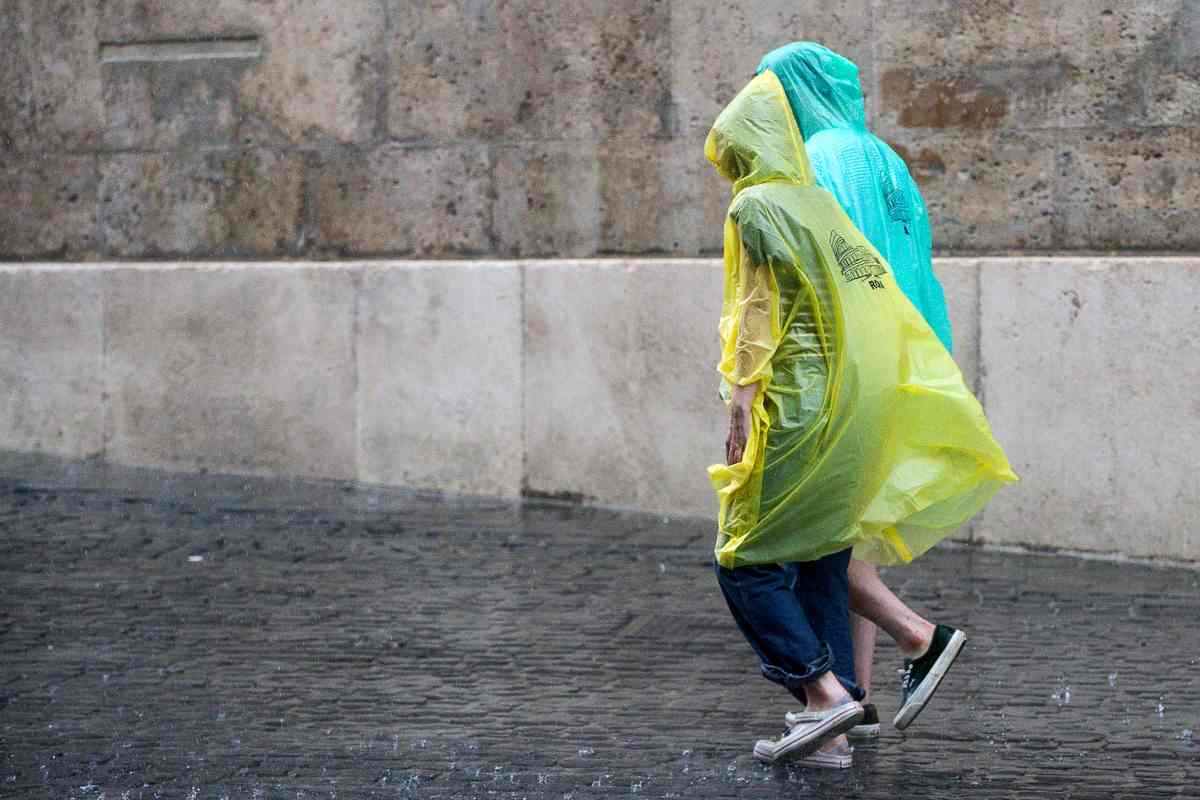 Pioggia per le strade di Roma