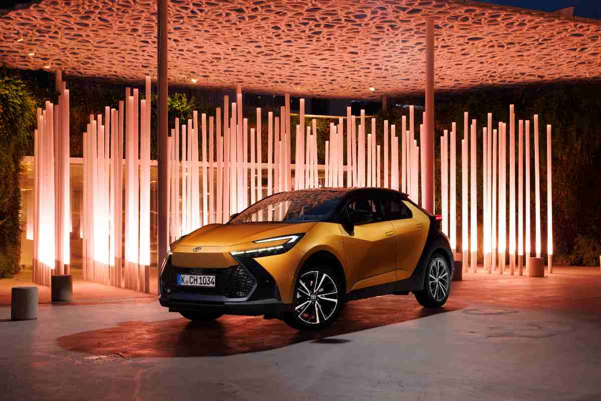 SUV Toyota C-HR in mostra